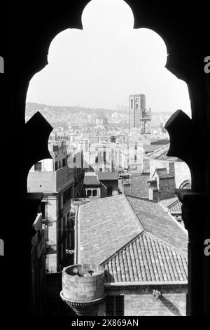 Blick über die Altstadt von Barcelona vom Turm der Kathedrale von Barcelona, erkennbar der Glockenturm der Kirche Santa María del Pino sowie im Hintergrund der Palau Nacional auf dem Berg Montjüic, Spanien 1957. Blick über die Altstadt von Barcelona vom Turm der Kathedrale von Barcelona, mit dem Glockenturm der Kirche Santa María del Pino und dem Palau Nacional auf dem Berg Montjüic im Hintergrund, Spanien 1957. Stockfoto