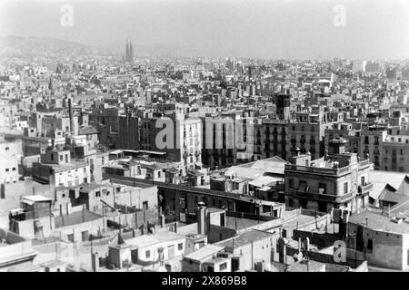 Blick über die Altstadt von Barcelona vom Turm der Kathedrale von Barcelona, erkennbar im Dunst die Türme der Kathedrale Sagrada Familia, Spanien 1957. Blick über die Altstadt von Barcelona vom Turm der Kathedrale von Barcelona aus, die Türme der Kathedrale Sagrada Familia sind im Dunst zu sehen, Spanien 1957. Stockfoto