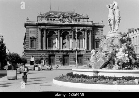 Die Oper von Montpellier an der Place de la Comédie, im Vordergrund der Brunnen der drei Grazien mit einer Skulptur von Etienne Dantoine, Frankreich 1957. Das Opernhaus von Montpellier auf dem Place de la Comédie, im Vordergrund der Brunnen der drei Grazen mit einer Skulptur von Etienne Dantoine, Frankreich 1957. Stockfoto