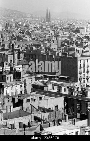 Blick über die Altstadt von Barcelona vom Turm der Kathedrale von Barcelona, erkennbar im Dunst die Türme der Kathedrale Sagrada Familia, Spanien 1957. Blick über die Altstadt von Barcelona vom Turm der Kathedrale von Barcelona aus, die Türme der Kathedrale Sagrada Familia sind im Dunst zu sehen, Spanien 1957. Stockfoto