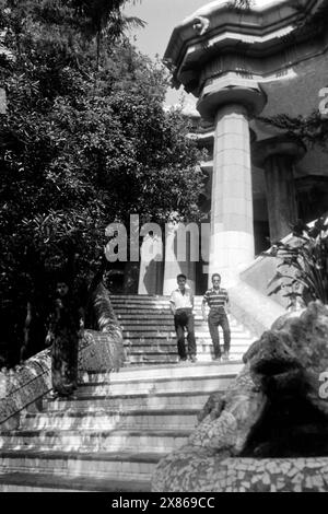 Drei Männer steigen die Haupttreppe im Parc Güell hinab, der zwischen 1900 und 1914 von Antoi Gaudí im Auftrag des Industriellen Eusebi Güell erbaut wurde, Barcelona 1957. Drei Männer steigen die Haupttreppe im Parc Güell hinab, die zwischen 1900 und 1914 von Antoi Gaudí im Auftrag des Industriellen Eusebi Güell in Barcelona 1957 erbaut wurde. Stockfoto