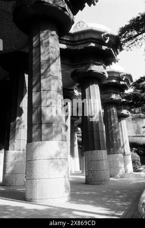 Die äußeren Säulen der Sala Hippostila, auch Halle der Hundert Säulen, im Parc Güell, der zwischen 1900 und 1914 von Antoni Gaudí im Auftrag von Eusebi Güell erbaut wurde, Barcelona 1957. Die äußeren Säulen der Sala Hippostila, auch bekannt als Halle der hundert Säulen, im Parc Güell, erbaut zwischen 1900 und 1914 von Antoni Gaudí im Auftrag von Eusebi Güell, Barcelona 1957. Stockfoto