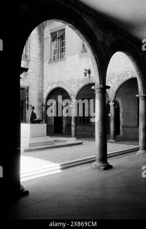 Blick in den Innenhof des Rathauses von Perpignan, in dem die Bronzeskulptur La Mediteranée des Künstlers Aristide Maillol steht, Frankreich 1957. Blick auf den Innenhof des Rathauses von Perpignan, wo die Bronzeskulptur La Mediteranée des Künstlers Aristide Maillol, Frankreich 1957, steht. Stockfoto