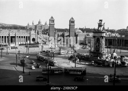 Blick von der ehemaligen Stierkampfarena auf den Straßenverkehr an der Plaza de España, mit Brunnen, den Venetianischen Türmen an der Avenida de la Reina Maria Cristina und dem Palau Nacional am Berg Montjüic im Hintergrund, Barcelona 1957. Blick von der ehemaligen Stierkampfarena auf den Straßenverkehr an der Plaza de España, mit Brunnen, den venezianischen Türmen auf der Avenida de la Reina Maria Cristina und dem Palau Nacional auf dem Berg Montjüic im Hintergrund, Barcelona 1957. Stockfoto