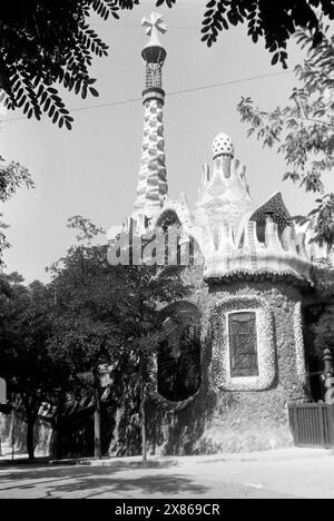 Die Portierloge im Parc Güell, der zwischen 1900 und 1914 von Antoni Gaudí im Auftrag des Industriellen Eusebi Güell erbaut wurde, Barcelona 1957. Die Porterloge im Parc Güell, die zwischen 1900 und 1914 von Antoni Gaudí im Auftrag des Industriellen Eusebi Güell, Barcelona 1957 erbaut wurde. Stockfoto