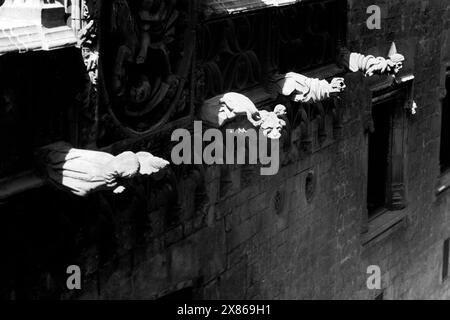 Wasserspeier in der Calle del Obispo in der Altstadt von Barcelona, Spanien 1957. Wasserspeier in der Calle del Obispo im historischen Zentrum von Barcelona, Spanien 1957. Stockfoto