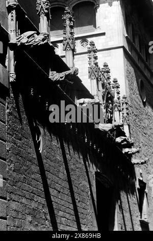 Wasserspeier in der Calle del Obispo in der Altstadt von Barcelona, Spanien 1957. Wasserspeier in der Calle del Obispo im historischen Zentrum von Barcelona, Spanien 1957. Stockfoto