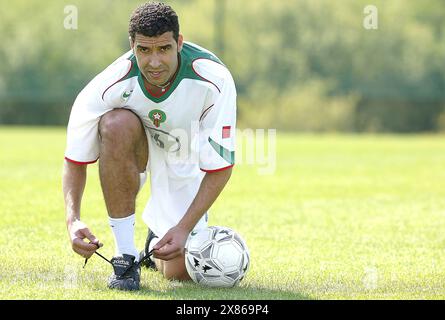 Noureddine Naybet von Marokko in Ciudad Deportiva de Abegondo am 18. Mai 2004 in A Coruña, Spanien. (Foto von QSP) Stockfoto