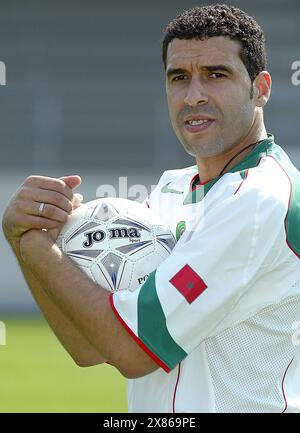 Noureddine Naybet von Marokko in Ciudad Deportiva de Abegondo am 18. Mai 2004 in A Coruña, Spanien. (Foto von QSP) Stockfoto