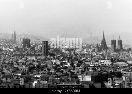 Blick über das Stadtbild von Barcelona, links hinten die Türme der Sagrada Familia, mittig vorne der Glockenturm der Kirche Santa Maria del Pino und rechts die Türme der Kathedrale von Barcelona, Spanien 1957. Blick auf das Stadtbild von Barcelona, mit den Türmen der Sagrada Familia im Hintergrund links, dem Glockenturm der Kirche Santa Maria del Pino im Zentrum vorne und den Türmen der Kathedrale von Barcelona rechts, Spanien 1957. Stockfoto