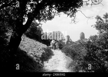 Blick auf den Cavall Bernat vom Wanderweg Camí de Sant Jeroni aus, der zum höchsten Gipfel des Montserrat führt, Katalonien 1957. Blick auf Cavall Bernat vom Wanderweg Camí de Sant Jeroni, der zum höchsten Gipfel des Montserrat führt, Katalonien 1957. Stockfoto