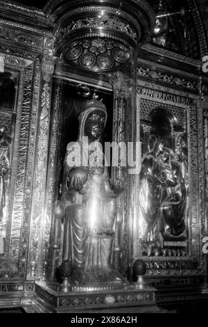 Die Figur der Schwarzen Madonna wird im Volksmund La Moreneta genannt und besteht aus in Gold gefasstes Pappelholz, Montserrat 1957. Die Figur der Schwarzen Madonna wird im Volksmund als La Moreneta bezeichnet und ist aus Pappelholz in Gold gehalten, Montserrat 1957. Stockfoto