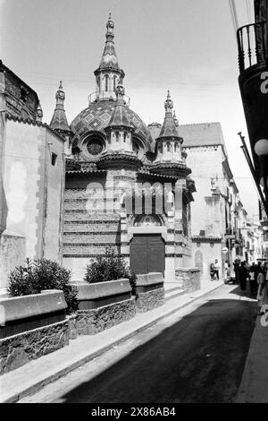 Die mit bunten Mosaiksteinen besetzten Kuppeln der Pfarrkirche von Sant Romà, dem Schutzpatron der Stadt, Lloret de Mar 1957. Die Kuppeln der Pfarrkirche Sant Romà, dem Schutzpatron der Stadt, verziert mit bunten Mosaikfliesen, Lloret de Mar 1957. Stockfoto