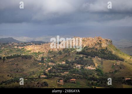 Die sonnendurchflutete Bergstadt Calascibetta aus Enna, Sizilien Stockfoto