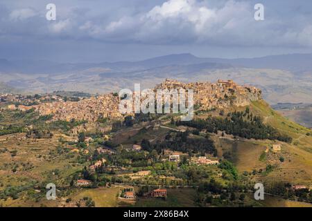 Die sonnendurchflutete Bergstadt Calascibetta aus Enna, Sizilien Stockfoto