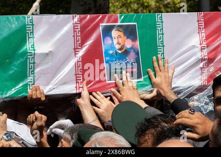 Teheran, Teheran, Iran. Mai 2024. Die Menschen tragen den mit Fahnen gedeckten Sarg des iranischen Außenministers Hossein Amirabdollahian, der am Sonntag in einer bergigen Region im Nordwesten des Landes bei einem Hubschrauberabsturz zusammen mit Präsident Ebrahim Raisi bei einer Beerdigungszeremonie im außenministerium in Teheran, Iran, am Donnerstag, den 23. Mai 2024, bei einem Hubschrauberabsturz ums Leben kam. (Kreditbild: © Sobhan Farajvan/Pacific Press via ZUMA Press Wire) NUR REDAKTIONELLE VERWENDUNG! Nicht für kommerzielle ZWECKE! Quelle: ZUMA Press, Inc./Alamy Live News Stockfoto