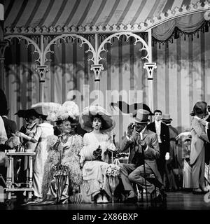 My Fair Lady, Musical, Gastspiel im Deutschen Theater in München, Deutschland 1962, Regie: Wolfgang Spier, Szene mit Käthe Haack (links) und Sonja Ziemann (Mitte) Stockfoto