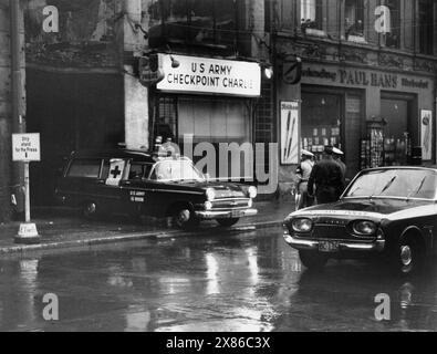 Zwei neue Grenz-Krankenfahrzeuge der US-Army fahren am Cehckpoint Charlie aus der Garage, Berlin 1962. - Zur medizinischen Hilfeleistung an angeschossenen Flüchtlingen - auch auf Ostberliner Gebiet - ist ab heute der amerikanische Ambulanz-Wagen entlang der Mauer im Einsatz. Seit dem 17.d.M., an dem der 18-jährige Peter Fechter direkt hinter der Mauer verblutete - er hatte seinen Fluchtversuch in die Freiheit, die er zusammen mit einem Freund wagte, durch Vopo-Schüsse mit dem Leben bezahlt - wurde von westlicher Seite immer wieder die Forderung laut, daß man - gle Stockfoto