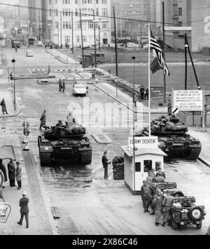 Der Checkpoint Charlie, Berlin 1961. Übergriffe werden abgewiesen - zu einem schweren Grenzzwischenfall, kam es auch heute wieder an der Friedrich-/Ecke Kochstraße, als zwei amerikanische Reiseomnibussen die Einfahrt in den sowjetisch-besetzten Sektor verboten werden sollte. Englische und amerikanische Panzertruppeneinheiten bezogen Stellung, um international festgelegte Rechte der vier Besatzungsbehörden zu wahren." Stockfoto