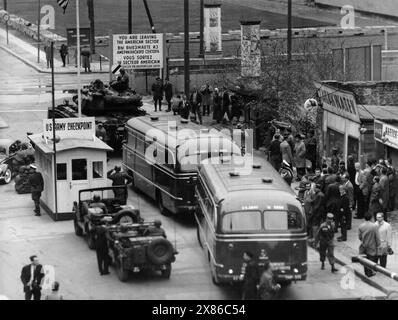 Reisebusse der US-Army am Checkpoint Charlie, Berlin 1961. - Originale Bildbeschreibung: 'Übergriffe werden abgewiesen' - zu einem schweren Grenzzwischenfall, kam es auch heute wieder an der Friedrich-/Ecke Kochstraße, als zwei amerikanische Reiseomnibussen die Einfahrt in den sowjetisch-besetzten Sektor verboten werden sollte. Englische und amerikanische Panzertruppeneinheiten bezogen Stellung, um international festgelegte Rechte der vier Besatzungsbehörden zu wahren." Stockfoto