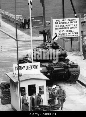 Panzer am Checkpoint Charlie, Berlin 1961. - Originale Bildbeschreibung: 'Übergriffe werden abgewiesen' - zu einem schweren Grenzzwischenfall, kam es auch heute wieder an der Friedrich-/Ecke Kochstraße, als zwei amerikanische Reiseomnibussen die Einfahrt in den sowjetisch-besetzten Sektor verboten werden sollte. Englische und amerikanische Panzertruppeneinheiten bezogen Stellung, um international festgelegte Rechte der vier Besatzungsbehörden zu wahren." Stockfoto