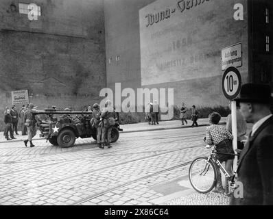 US-Soldaten positionieren eine Kurzschusswaffe auf einem Jeep in Richtung der kürzlich errichteten Berliner Mauer aus, Berlin 1961. Originale Bildbeschreibung: "Sie haben Stellung bezogen" - die drei in Westberlin stationierten alliierten Schutzmächte. An den Grenzen unserer Inselstadt sind die feldmäßig ausgerichteten Truppen in Stellung gegangen, um die Freiheit Berlins und damit die Freiheit der ganzen Welt zu verteidigen. - U.B.z.: Amerikaner in der Charlottenstraße Stockfoto