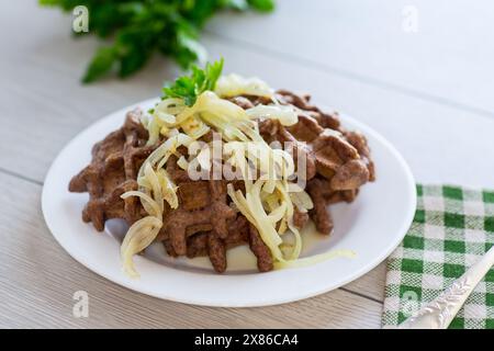Gebratene Leberwaffeln mit Zwiebeln und Kräutern Stockfoto