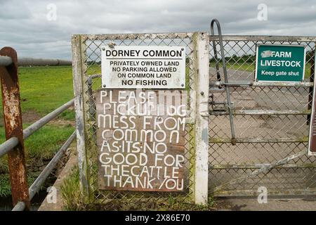 Dorney, Buckinghamshire, Großbritannien. Mai 2024. Ein Schild am Tor für Dorney Common, das die Spaziergänger daran erinnert, ihr Hundefasso aufzuheben. Dorney Common ist Common Land, wo die Bürger seit über 1.000 Jahren das Recht hatten, Rinder zu weiden. Kredit: Maureen McLean/Alamy Stockfoto