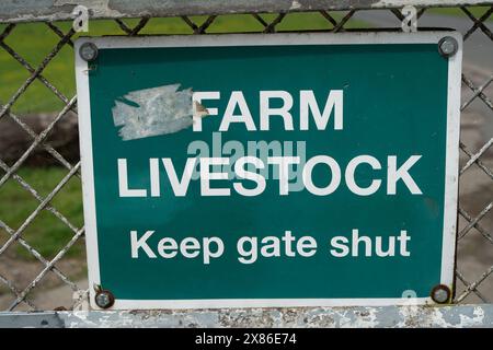 Dorney, Buckinghamshire, Großbritannien. Mai 2024. Ein Farm Viehbestand, Keep Gate Shut Schild am Eingang zu Dorney Common. Dorney Common ist Common Land, wo die Bürger seit über 1.000 Jahren das Recht hatten, Rinder zu weiden. Kredit: Maureen McLean/Alamy Stockfoto