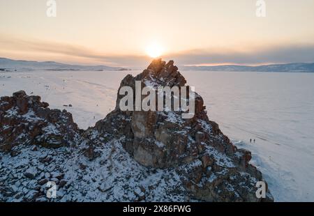 Luftaufnahme von Shamanka Rock und Cape Burkhan auf Olchon. Wunderschöne Aussicht auf das gefrorene Baikal. Panoramablick auf die Winterlandschaft. Beliebtes Touristenziel Stockfoto