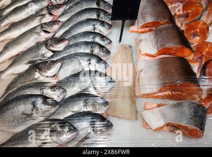 Fischmarkt, frischer Fisch auf dem Straßenmarkt, frischer Fisch, soziale Probleme, Fischmarkt auf dem Straßenmarkt Stockfoto