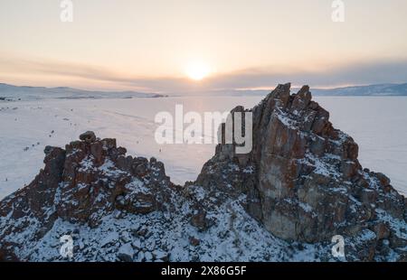 Luftaufnahme von Shamanka Rock und Cape Burkhan auf Olchon. Wunderschöne Aussicht auf das gefrorene Baikal. Panoramablick auf die Winterlandschaft. Beliebtes Touristenziel Stockfoto