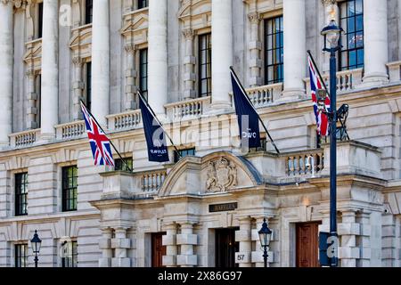 Das Old war Office Whitehall London oder OWO das Gebäude wurde heute in den Haupteingang des Raffles Hotels mit Flaggen umgewandelt Stockfoto