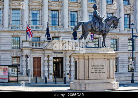 Das Old war Office Whitehall London oder OWO das Gebäude wurde heute in das Raffles Hotel umgewandelt, der Haupteingang mit Flaggen Stockfoto