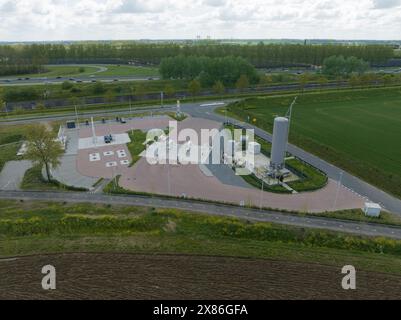 Echteld, Noord Brabant, Niederlande, 29. März 2024: Unbemannte LNG- und Lkw-Diesel-Shell-Tankstelle, auch EV-Ladestation. Luftdrohne Stockfoto