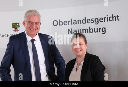 Naumburg, Deutschland. Mai 2024. Winfried Holthaus, neuer Präsident des Oberlandesgerichts Naumburg, steht bei seiner Einweihungsfeier neben der Justizministerin von Sachsen-Anhalt Franziska Weidinger (CDU). Holthaus ist seit dem 01.04.2024 im Amt. Quelle: Sebastian Willnow/dpa/Alamy Live News Stockfoto