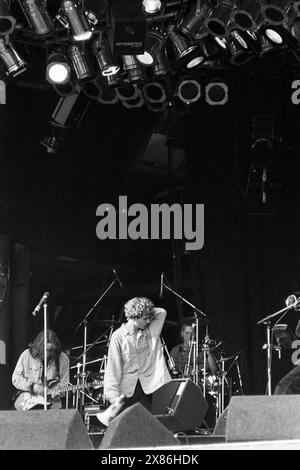 JAMES, PYRAMID STAGE, GLASTONBURY 1992: Tim Booth von der Band James on the Pyramid Stage at Glastonbury, 27. Juni 1992. Foto: ROB WATKINS. INFO: James, eine englische Band, die in den 80er Jahren gegründet wurde, gewann in den 90er Jahren mit anthemischen Hits wie Sit Down und Laed an Bedeutung. Ihre emotionalen Texte, gepaart mit Tim Booths unverwechselbarem Gesang und energischen Auftritten, festigten ihren Status als Ikonen des alternativen Rock. Stockfoto