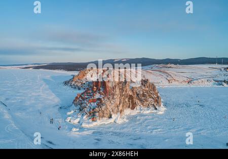 Luftaufnahme von Shamanka Rock und Cape Burkhan auf Olchon. Wunderschöne Aussicht auf das gefrorene Baikal. Panoramablick auf die Winterlandschaft. Beliebtes Touristenziel Stockfoto