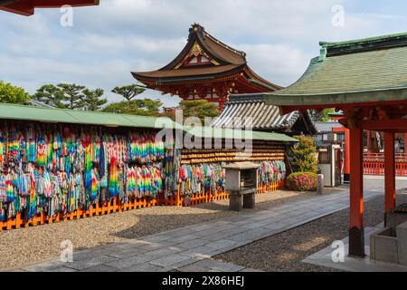 Tausend gefaltete Papierkraniche und ema Votivbilder im Azumamaro-Schrein (Azumamaro Jinja) im Fushimi Inari Taisha-Schrein. Kyoto, Japan. Stockfoto