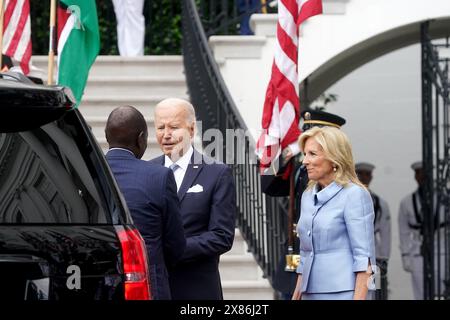 William Ruto, Kenias Präsident von links, US-Präsident Joe Biden und First Lady Jill Biden nehmen am Donnerstag, den 23. Mai 2024, während eines Staatsbesuchs im Südrasen des Weißen Hauses in Washington, DC, Teil. Ein amerikanischer Präsident veranstaltet zum ersten Mal seit 16 Jahren einen Staatsbesuch für einen afrikanischen Führer, da die größte Wirtschaft der Welt darum kämpft, Einfluss auf einen Kontinent zu gewinnen, der engere Beziehungen über Washingtons Spitzenkonkurrenten China und Russland hinaus schmiegt. Foto: Al Drago/UPI Credit: UPI/Alamy Live News Stockfoto