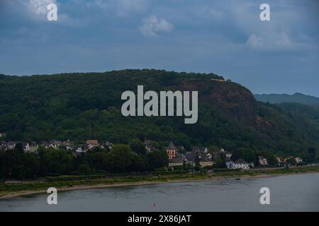 Blick auf den Rhein und den Berg „Erpeler Ley“ Stockfoto