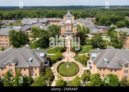 Hillsdale, Michigan - Hillsdale College, eine konservative christliche Bildungseinrichtung. Das Gebäude mit dem Uhrturm ist die Zentralhalle. Stockfoto