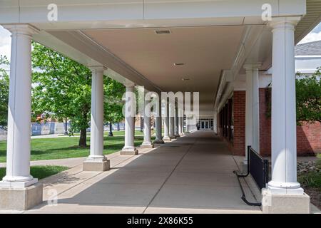 Hillsdale, Michigan – Ein Fußweg vor der Mossey Library am Hillsdale College, einer konservativen, christlichen Bildungseinrichtung. Stockfoto