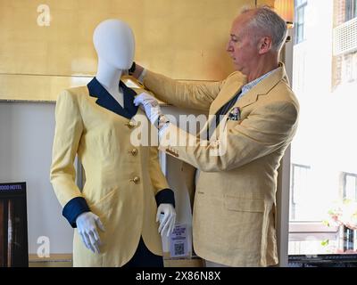 Martin J. Nolan, Geschäftsführer von Juliens Auctions, zeigt 1989 einen Anzug mit Catherine Walker in Gelb und Marineblau, der von Princess getragen wird Stockfoto