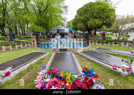 Memphis, Unbekannt. April 2024. Elvis Presleys Grabstein im Meditationsgarten des Elvis Presley House in Graceland in Memphis, Tennessee, USA am 10. April 2024. Foto von Pascal Avenet/ABACAPRESS. COM Credit: Abaca Press/Alamy Live News Stockfoto