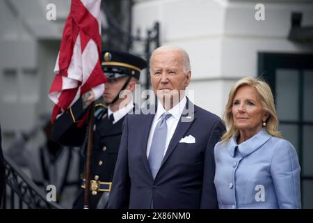 US-Präsident Joe Biden, Zentrum, und First Lady Jill Biden, rechts, bei einer Ankunftszeremonie während eines Staatsbesuchs mit William Ruto, Kenias Präsident, nicht abgebildet, auf dem Südrasen des Weißen Hauses in Washington, DC, USA, am Donnerstag, den 23. Mai, 2024. ein amerikanischer Präsident veranstaltet zum ersten Mal seit 16 Jahren einen Staatsbesuch für einen afrikanischen Führer, da die größte Wirtschaft der Welt darum kämpft, Einfluss auf einen Kontinent zu gewinnen, der engere Beziehungen jenseits der größten Konkurrenten Washingtons China und Russland knüpft. Fotograf: Al Drago/Pool/SIPA USA Stockfoto