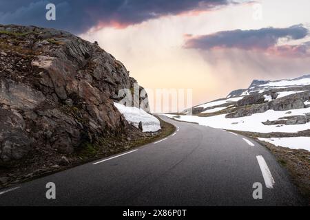 Die berühmte Bergstraße Aurlandsvegen (auch bekannt als Bjorgavegen) ist im Sommer im norwegischen Aurland mit Schnee bedeckt Stockfoto