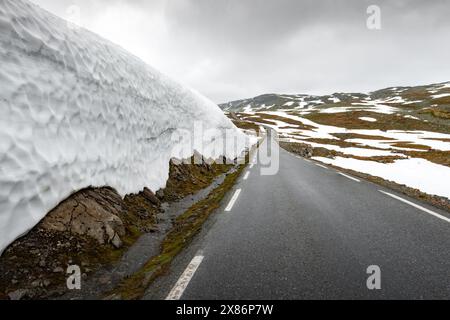 Berühmte schneebedeckte Bergstraße (Aurlandsvegen oder Bjorgavegen) im Sommer. Norwegen, Aurland Stockfoto