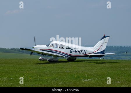 Piper Dakota PA-28-236 Leichtflugzeug, G-BRKH, auf dem Flugplatz Compton Abbas in Dorset, England Stockfoto