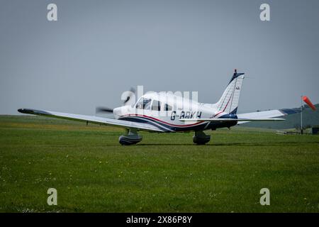 Piper Dakota PA-28-236 Leichtflugzeug, G-BRKH, auf dem Flugplatz Compton Abbas in Dorset, England Stockfoto